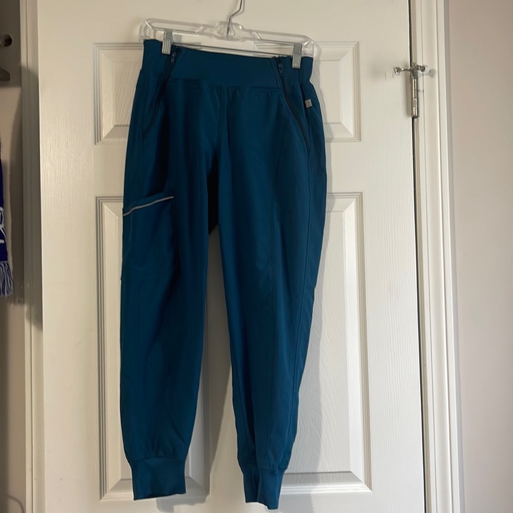 Cherokee infinity jogger scrubs